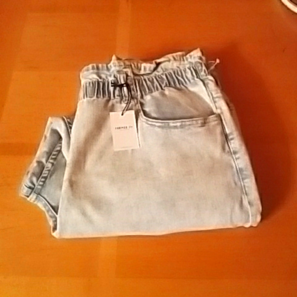 BNWT FOREVER 21 PLUS SIZE REGUL DENIM JEANS SIZE 3X..STRETCHY..ELASTIC WAIST..
